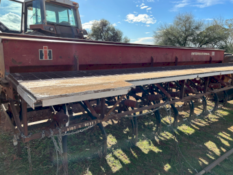 International 511 Combine