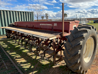 International 511 Combine