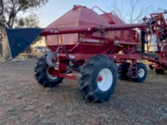 2009 Morris Concept Chisel Plough and Morris 7240 Seed Cart