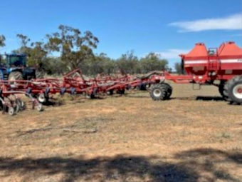 2009 Morris Concept Chisel Plough and Morris 7240 Seed Cart