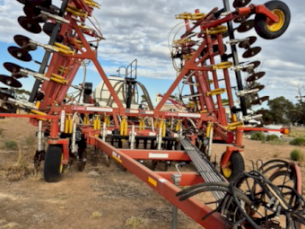 2006 Bourgault 8810 Cultivator Bar & 2013 Bourgault 6280 Airseeder Trike Cart
