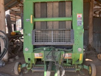 John Deere 468 Round Baler