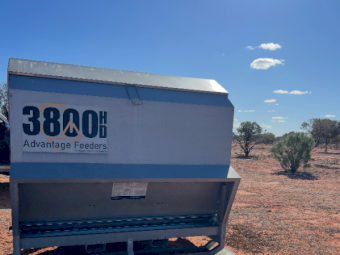 34 x Advantage 3800HD Feeders