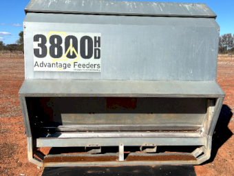34 x Advantage 3800HD Feeders