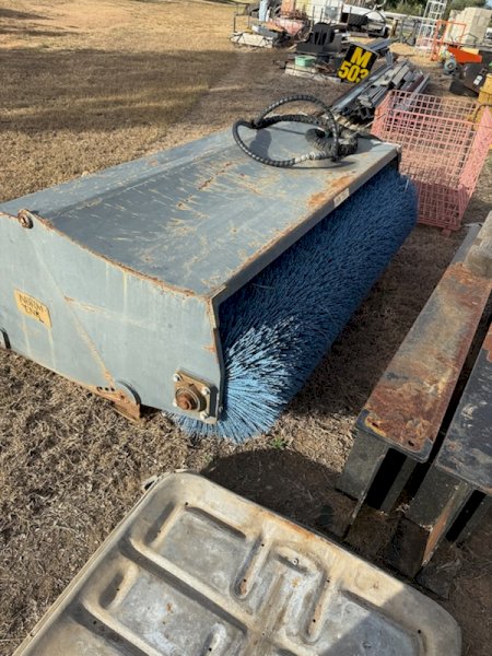 Norm Engineering JD329 Open Mouth Broom