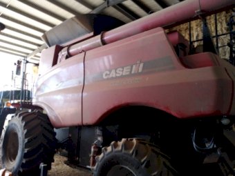 2011 Case IH 8120 Header with 2009 Case IH 2152 Draper Front on Trailer