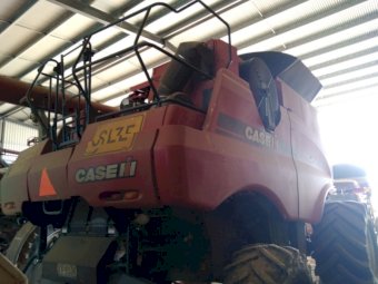 2011 Case IH 8120 Header with 2009 Case IH 2152 Draper Front on Trailer