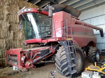 2011 Case IH 8120 Header with 2009 Case IH 2152 Draper Front on Trailer