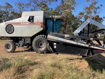 Gleaner R62 Header With Macdon 960 Front With Bat Reel