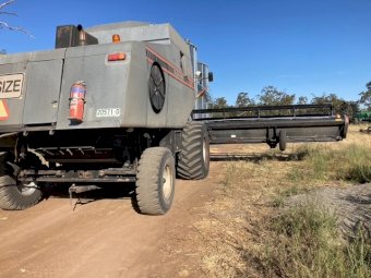 Gleaner R62 Header With Macdon 960 Front With Bat Reel