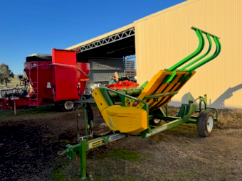 2015 Hustler Chainless X5000 Bale Feeder