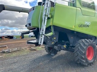 Claas 750 Header With 900 Vario And Countrywide Pick Up Front