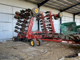 3710 Bourgault Disc Seeder Bar with a Simplicity 9000Ltr Cart