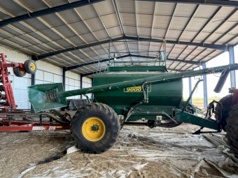 3710 Bourgault Disc Seeder Bar with a Simplicity 9000Ltr Cart