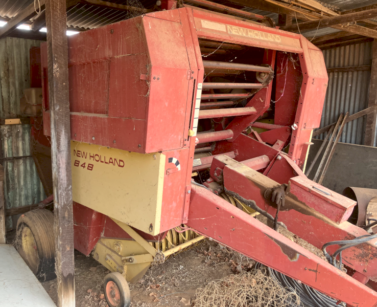 New Holland 848 Round Baler
