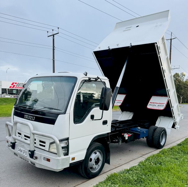 2007 ISUZU NPR200 TIPPER