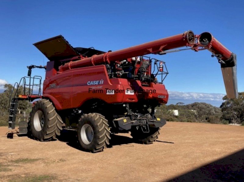 2021 Case 7250 Header with MacDon D65 D 40ft Front ,comb Trailer and PW8 Pick up Front