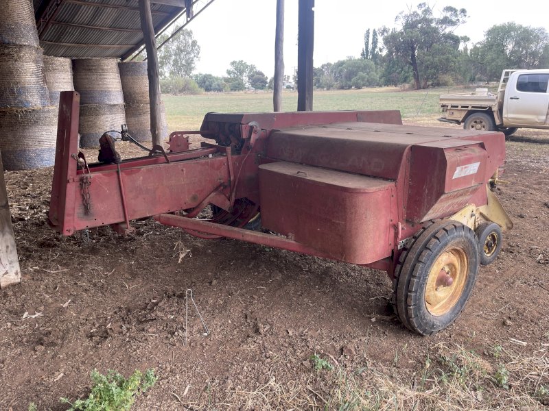 New Holland 275 Baler