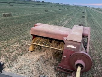 New Holland 275 Baler