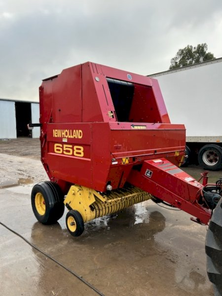 2000 New Holland 658 Round Baler