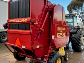 2000 New Holland 658 Round Baler