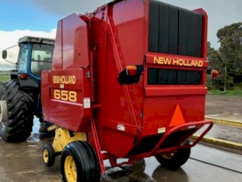 2000 New Holland 658 Round Baler
