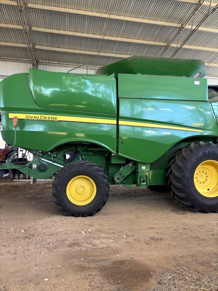 2012 John Deere S660 Header with 35ft Front and Trailer