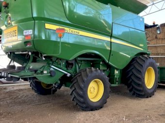2012 John Deere S660 Header with 35ft Front and Trailer