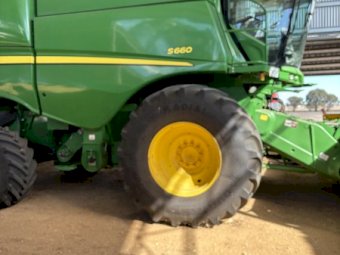 2012 John Deere S660 Header with 35ft Front and Trailer