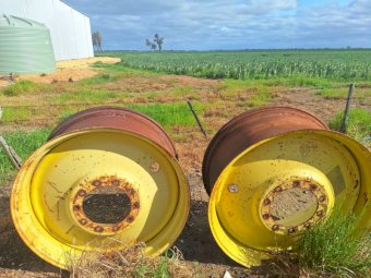 2 x John Deere 7800 Single Wheel Hubs
