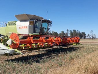 CLAAS Lexion 750TT Header with Front and Trailer