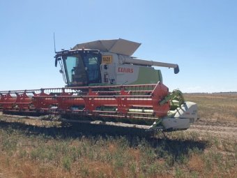 CLAAS Lexion 750TT Header with Front and Trailer