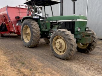 John Deere 3350 Tractor with Kuhn 1460 Euromix II dual horizontal feed mixer