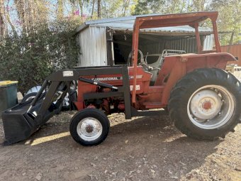 International 454 40HP Tractor with FEL