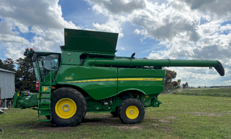 2022 John Deere S770 Harvester and HD40 R Hinged Draper Front