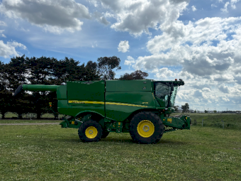2022 John Deere S770 Harvester and HD40 R Hinged Draper Front