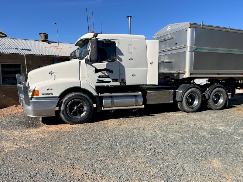 2000 Volvo NH460 Prime Mover