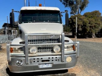 2000 Volvo NH460 Prime Mover