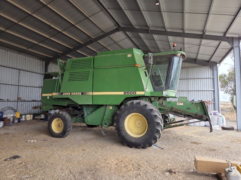 John Deere 9500 with 30 ft Pickup Reel Front and Comb Trailer