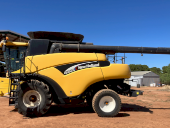 2004 New Holland CR 960 Header