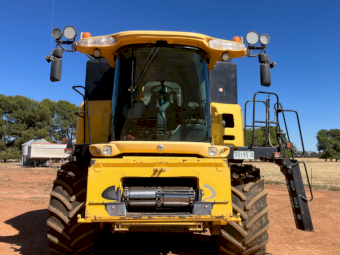 2004 New Holland CR 960 Header