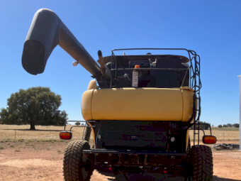 2004 New Holland CR 960 Header