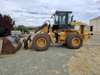 Caterpillar 930 G Front End loader with Attachments