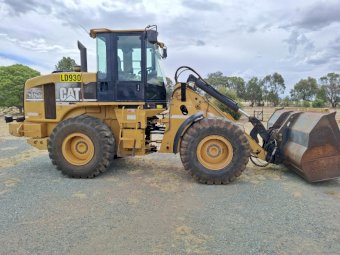 Caterpillar 930 G Front End loader with Attachments