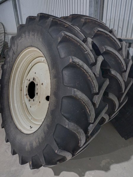 Tyres and Rims from New Holland T7
