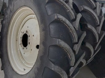 Tyres and Rims from New Holland T7