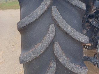 Tyres and Rims from New Holland T7