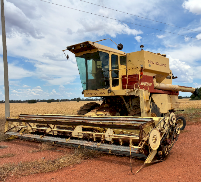 New Holland TR85 Header with 22ft Front