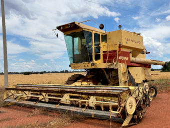 New Holland TR85 Header with 22ft Front