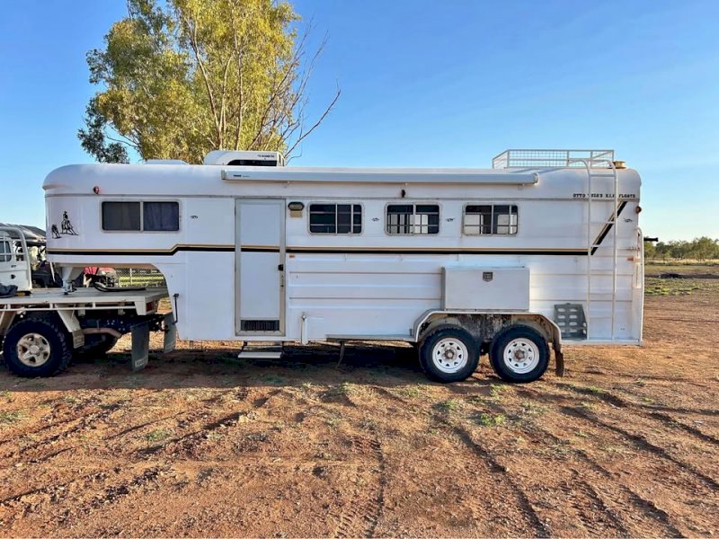 2002 Otto Tuza Gooseneck 4 Horse Converted to 3 horse Float